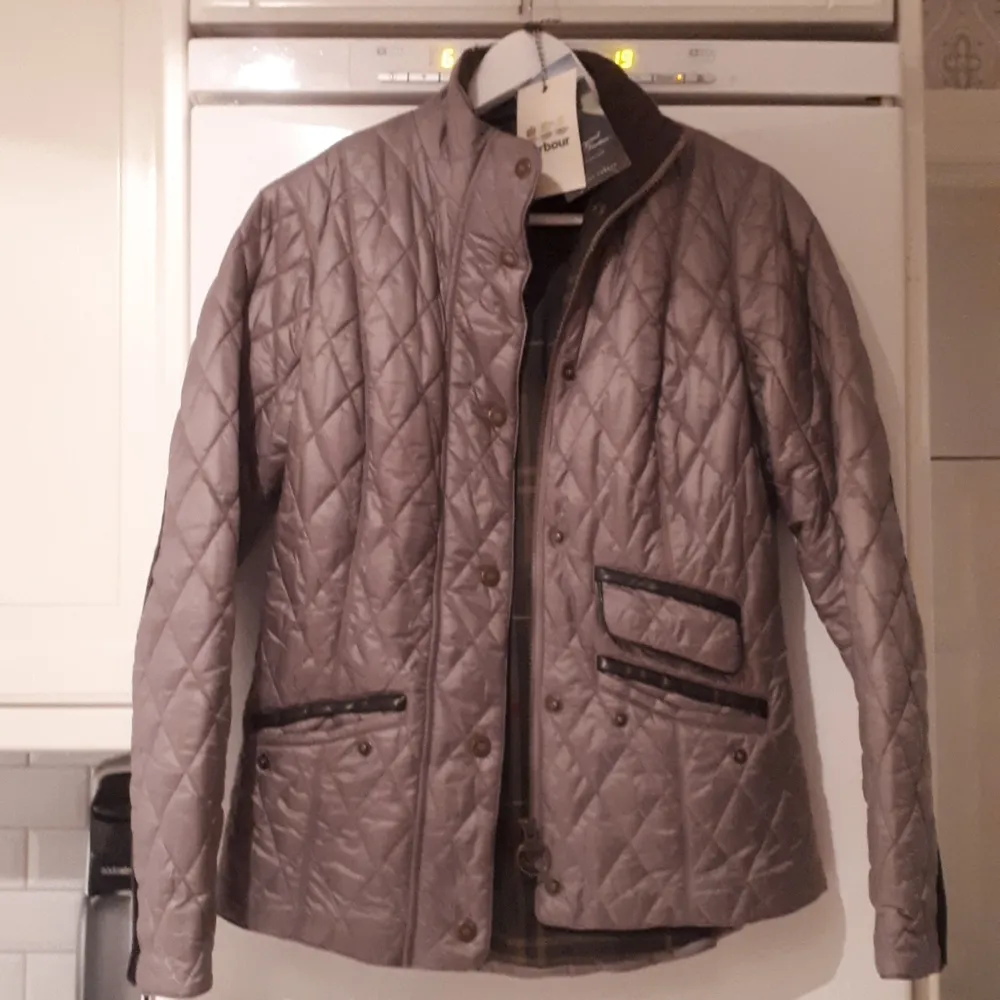 Helt oanvänd Barbour jacka säljes pga fel stl. Aldrig använd. Köpt för 2400 . Säljer för 850 kr. Stl 36. Jackor.