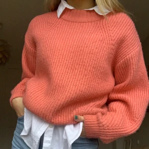 Stickad tröja  - Superfin och trendig stickad tröja från Gina, perfekt till vintern!☺️ passar xs-m 