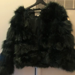Chiquelle faux fur grön - Säljer nu min gröna pälsjacka från chiquelle i storlek xs, passar även S. Använd några gånger, fint skick. Köparen står för frakt, 105kr.