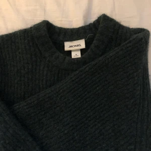 Mörkgrön stickad tjocktröja  - Super snygg stickad tjocktröja köpt i storlek M för jag ville att den skulle vara lite oversized så den passar alltså även typ S! I bra skick!