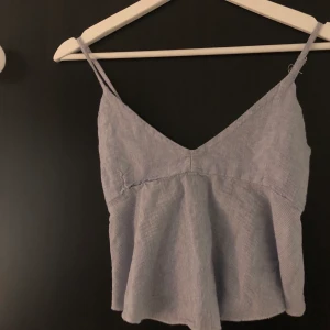 Brandy Melville linne  - Jättefin och gullig topp från brandy Melville. Hade ett hål tidigare som jag sytt igen så det inte syns. One size men passar XS-S. 