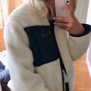 Teddyjacka/vinterjacka TOPMAN - Nästintill oanvänd vinterjacka i Teddy från Topman. Köpt i somras. Storlek S, jag på bilden är 170 cm lång. Jackan är fodrad (se sista bilden) Säljer endast vid bra bud - minst 400kr + frakt 💛 