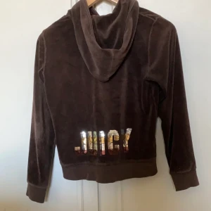 Juicy couture kofta  - Jag säljer min super balla och sköna juicy couture hoodie för att den inte kommer till jättestor användning längre. Den är i storlek 14 vilken jag tror motsvarar XS för den passar mig bra som är ungefär 163. Jag köpte den secondhand men den har inga skador. Köp den direkt för 250kr eller buda privat!💕