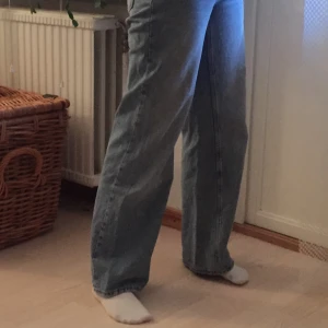 monki jeans - blå jeans från monki i strl 27 (typ s-m). jättebra skick, säljer bara för att jag tröttnat på dem :) budgivning om fler är intresserade🐷🐷hör av er vid frågor!! KOLLA GÄRNA IN MINA ANDRA SAKER ❤️❤️❤️ mycket nytt