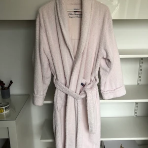 Lexington badrock  - Säljer en ljusrosa badrock från lexington i handduksmaterial, storlek S. Kontakta mig om du är intresserad/har några frågor 🥰 Köparen står för frakten