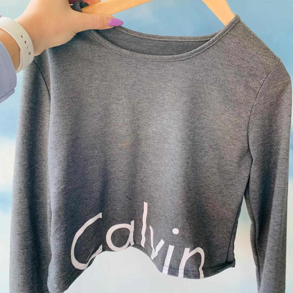 Tyvärr inte äkta men en croppad tröja med Calvin tryck. Långärmad och enbart testad.. Tröjor & Koftor.