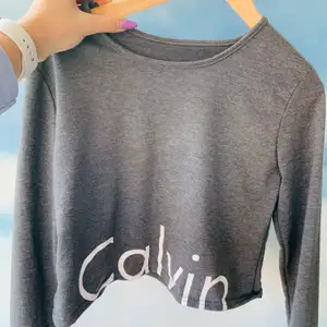 Tyvärr inte äkta men en croppad tröja med Calvin tryck. Långärmad och enbart testad.