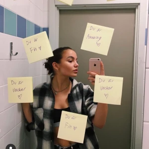 100% ull  - Köpt på humana den är 100% ull. Frakten beräknas ligga på 63kr (spårbart)