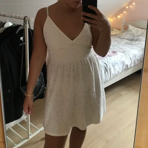 Vit klänning från nelly - Klänning i vit spets från Nelly i storlek 36. Är stor i storleken och passar nog bättre till en 38/40. Använd endast en gång. 