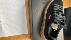 Fenty by Rihanna  - Dessa skor släpptes 2017 helt nya från kartongen jag har flera färger säljer dem för 700kr/styk 