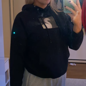 Hoodie med tryck - Hoodie från carlings med snyggt tryck! Har tyvärr blivit för liten för mig (är ca 167 lång). Frakt tillkommer med 40 kr💕