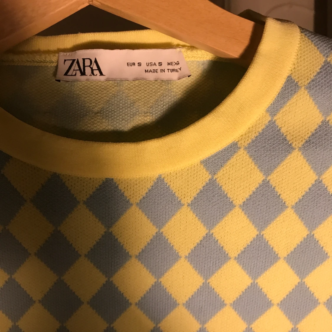 Rutig/rombmönstrad tröja från Zara, S - 90