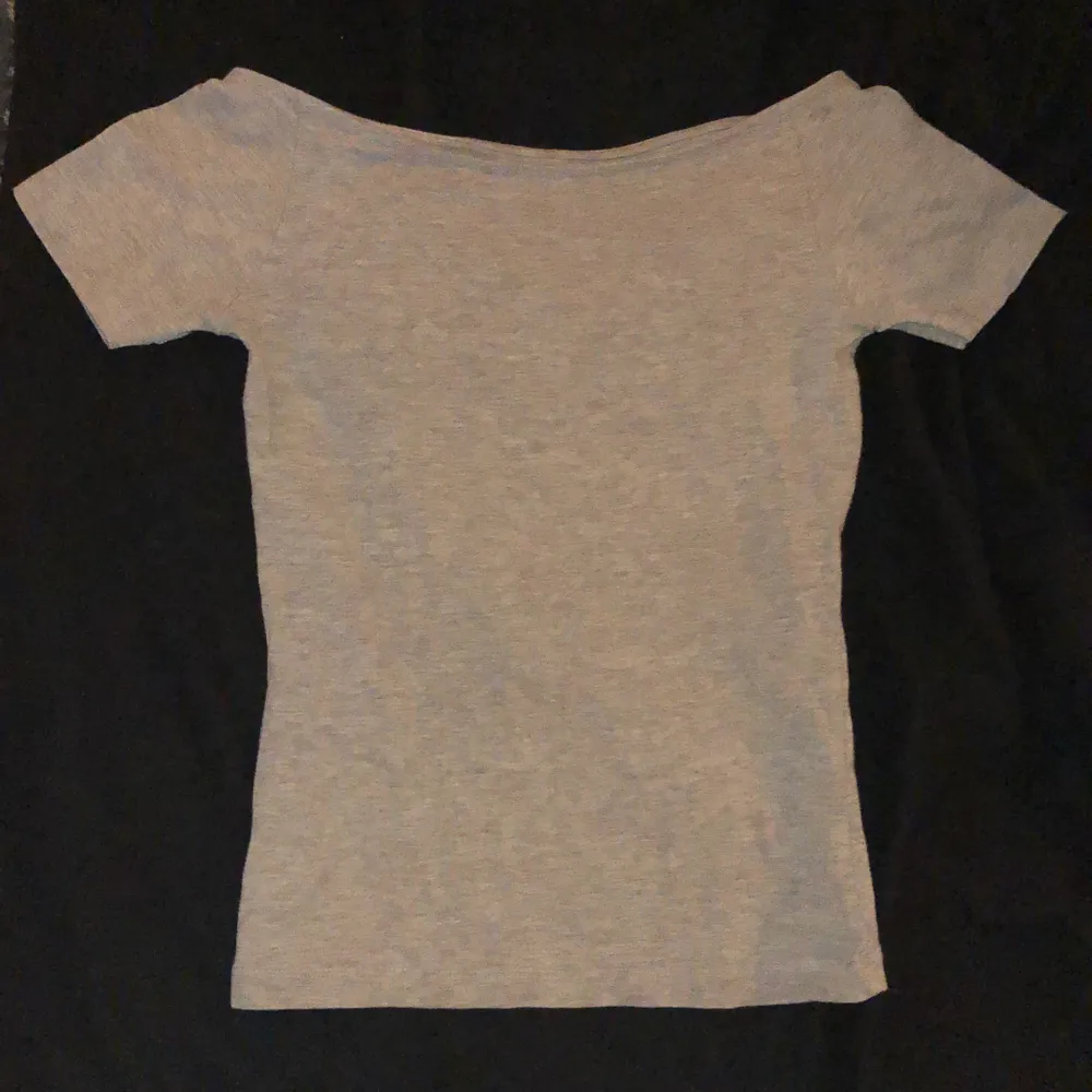 En grå tröja ifrån lager 157,använd fyra gånger🙂. Tröjor & Koftor.