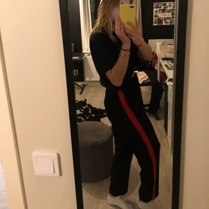 Raka byxor  - Luftiga och sköna raka byxor. Säljer för att de är för små! Alla knappar går att knäppa upp och de resår i midjan.  Materialet är polyester. Frakt tillkommer😘