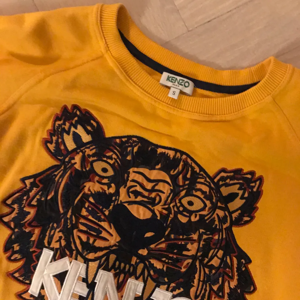 Säljer min gula Kenzo sweatshirt som blivit använd 1 gång, så den är i absolut nyskick. Nypris 2100 kr. Kan mötas upp i Malmö annars står köparen för frakt💖. Tröjor & Koftor.