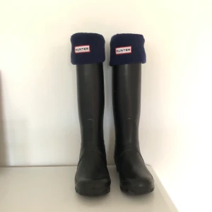 Hunterstövlar - Säljer nu mina ursnygga hunterstövlar i svart med marinblå strumpor som går att ta av. Använda endast 3 gånger. Tveka inte att höra av dig vid frågor, funderingar eller önskemål🌟 frakt tillkommer🌼