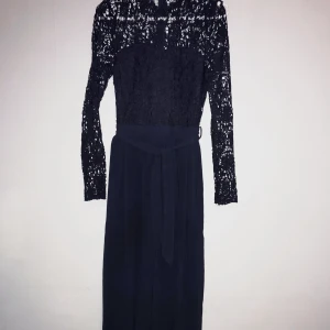 Balklänning i marinblått  - En maxiklänning från märket Club L london, använt en gång. Är 1,58cm och med klack så släppas det cirka 5/7centimeter typ. Priset är exklusive frakt, frakt kostar 50kr.