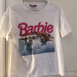 T-shirt från Zara med Barbie tryck fram och text på baksidan. Ingen aning när ja köpte den och den är knappt använd, tycker dock den är sjukt gullig! Finns att mötas upp i Linköping eller frakt mot kostnad. Nypris kommer jag inte ihåg men säljer den för 75kr + frakt 22kr❤️