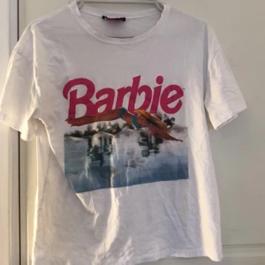 Barbie t-shirt  - T-shirt från Zara med Barbie tryck fram och text på baksidan. Ingen aning när ja köpte den och den är knappt använd, tycker dock den är sjukt gullig! Finns att mötas upp i Linköping eller frakt mot kostnad. Nypris kommer jag inte ihåg men säljer den för 75kr + frakt 22kr❤️