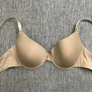 Bh från Twilfit - En beige t-shirt Bh från Twilfit som endast är använd 1 gång 🌼 säljes då det är fel storlek för mig men sitter väldigt skönt på. Frakt tillkommer!
