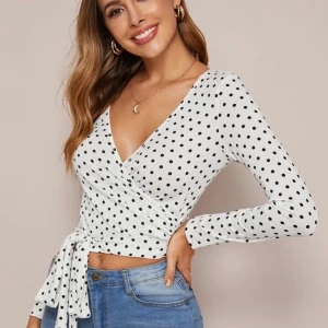 Söt topp man knyter - En väldigt söt och fin tröja, använt runt 4 gånger. Storlek S men är Väldigt stretchigt tyg passar Xs/S/M. Köptes för 199 kronor i sommras