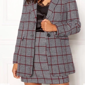 Molly rustas for bubbleroom kavaj och kjol set - Limited edition och slutsåld på hemsidan. Kavaj och kjol set från molly rustas kollektion med bubbleroom. Väldigt bra kvalité på matrialet. Ny skick, frakt ingår i priset