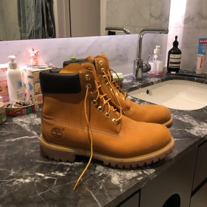 Timberland kängor - Säljer ett par Timberland kängor i dess orginal färg! De är i ny skick förrutom att de har några små minimala märken men det är inget man märker. De är använda max 1 gång❤️