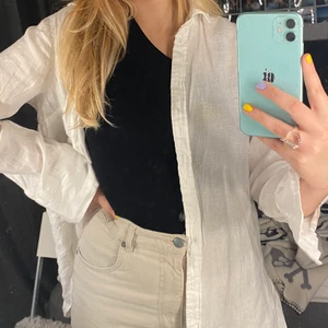 Linneskjorta  - Linneskjorta från h&m! Har en liten fläck!                Köparen står för frakten! 😊