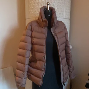 Moncler jacka  - Säljer nu denna jättesnygga monclerjackan i modellen ”Irex Giubbotto”, självklart äkta, med serietidningen innanför, tyvärr inget kvitto men certifikat att den är äkta. Köpt på ”Corner” på mallorca. Färgen är i en otroligt snygg mörkrosa/dusty pink färg. Kontakta mig för fler bilder och information. Kan mötas eller leverera. Köparen står för frakten. (Går ej att prova) köpt för ca 8000kr. Jackan har även en väldigt snygg resor i ryggen som gör att man får en väldigt fin figur! Storlek 3 som motsvarar en LITE större S skulle jag säga! Om du är osäker gå in och jämfö på minglets storelksguide. 