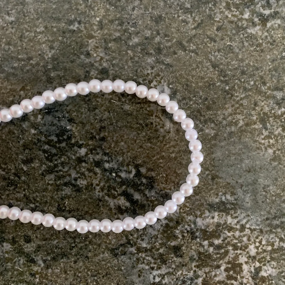 pärlhalsband med små pärlor som jag gjort själv, finns flera stycken🤎 pärlorna är akryl i pärl imitation och sitter på en stretchig tråd🥰 frakt 11kr. Accessoarer.