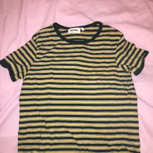 Randig WEEKDAY t-shirt  - En randig t-shirt. Storlek S har aldrig kommit till andvändning. Skriv om du har frågor:))