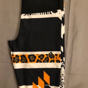 Adidas storlek S - Ett par färgglada tränings byxor knappt använda dom är i bra skick 💪🏻 