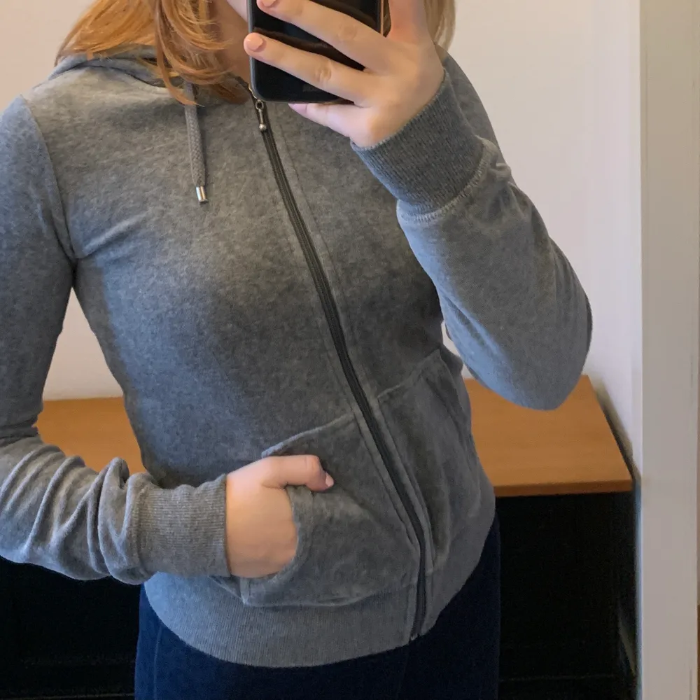 En superfin grå kofta från Cubus. Storlek XS, tyvärr för liten för mig. Endast använd få gånger, den är som ny. 💗🌟. Hoodies.