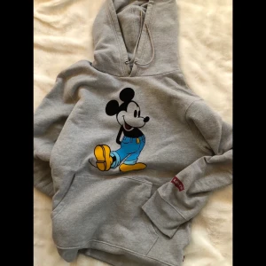 Musse Pigg-hoodie från Levi's - Cool limited edition hoodie med Musse Pigg-tryck från Levi's! Slutsåld överallt. Storlek M (herrstorlek), sitter snyggt oversized på mig som är en storlek S. Nypris 700kr. I mitt pris ingår frakt. 💞