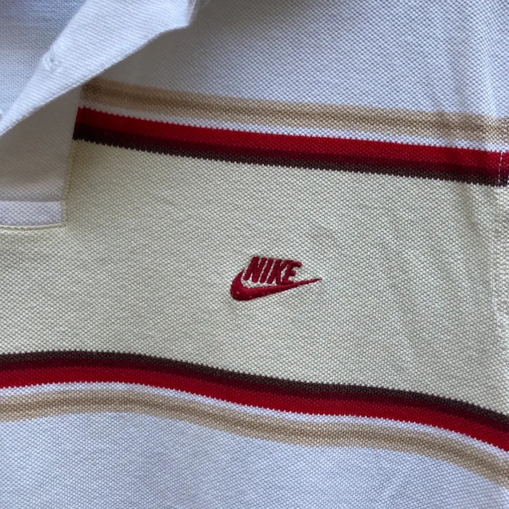 Skitsnygg pikétröja från Nike i storlek M med coola röda och beiga detaljer runt hela tröjan. (Jag passar i storlek XS-S och är 160 cm) köparen står för frakt!. T-shirts.