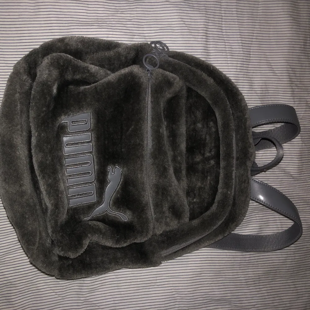 Säljer min superfina puma gråa mini ryggsäck som är lurvig då den aldrig används! Frakten är inräknad i priset<33. Väskor.
