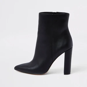 Svarta boots  - Svarta klackskor med spetsig tå... kan mötas i Stockholm eller skickas mot frakt!