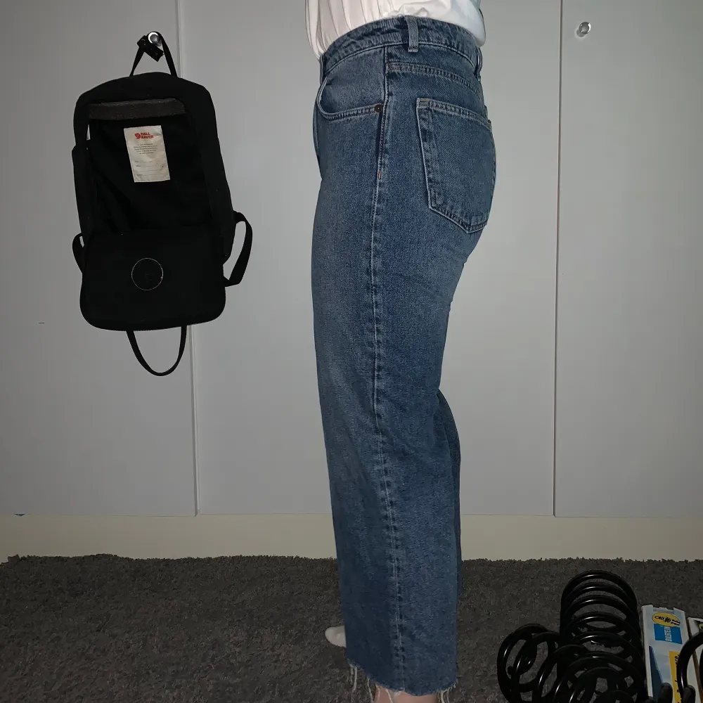 klassiska wide leg jeans som blivit för små för mig </3 storlek 28 i midjan. benlängd syns på bilden, jag är 167cm lång. fransat sig fint i benen! endast frakt pga covid-19, kostnad 63kr 🥰. Jeans & Byxor.