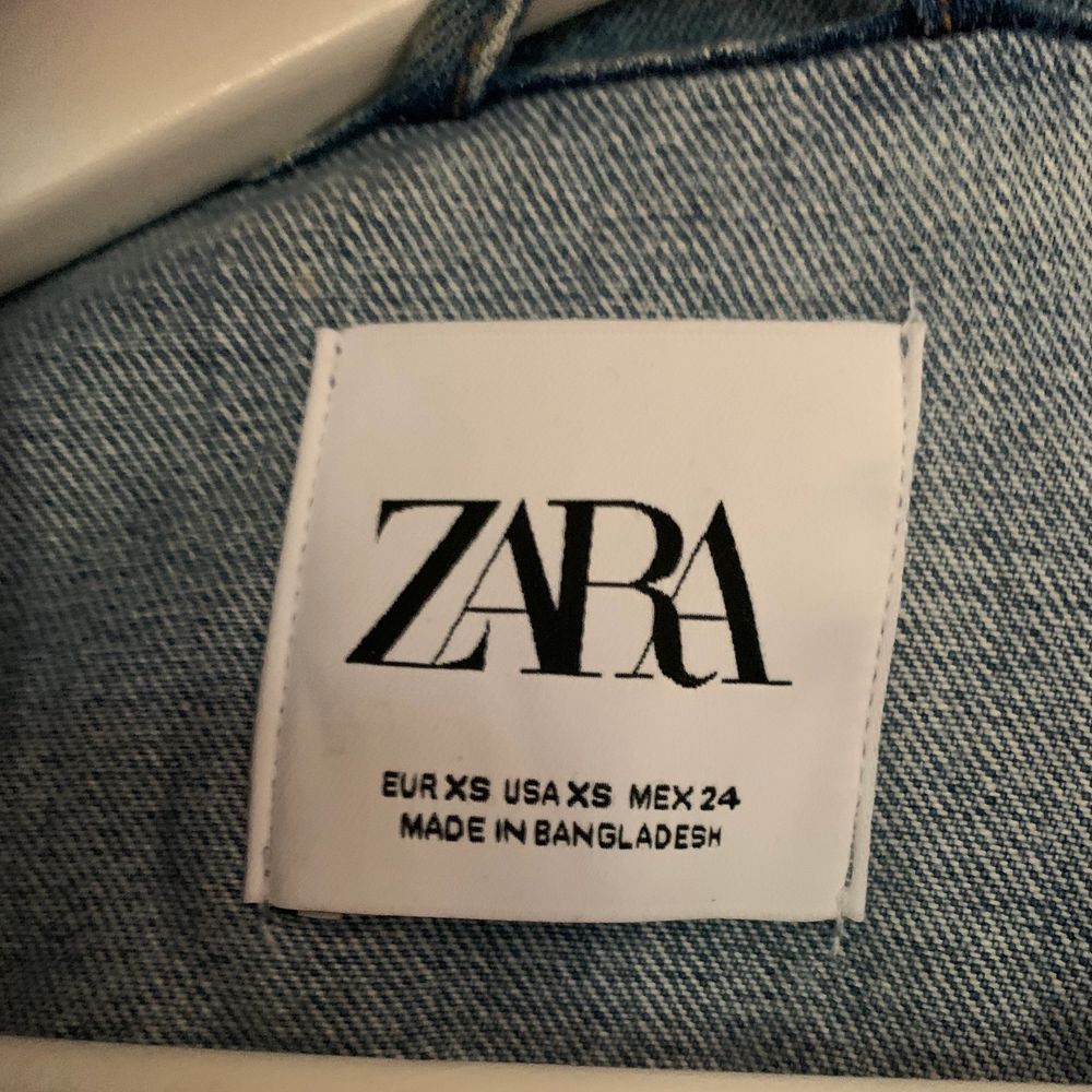 croppad jeansjacka från zara i xs, men passar xs-m då den är oversized. köpare står för frakt💕💕. Jackor.