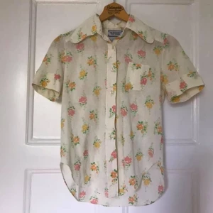 Vintage blus - vintageblus, använd ett fåtal gånger. ingen strl, men jag har srl 36 och den sitter jättefint på mig 🥰