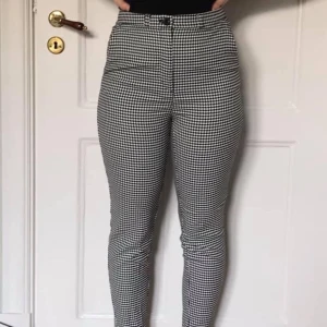 Rutiga byxor från Monki strl 36 - rutiga byxor från monki, använda en gång men lite noppriga 🥰