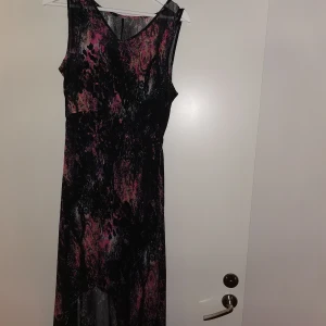 Lång svart klänning från vero moda - Säljer min långa svarta klänning från vero moda, kan mötas upp i Uppsala annars står köparen för frakten💕 Klänningen är lång och öppen där fram