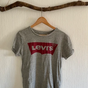 Levis tröja stl M - Använt (men fint) skick. Passar XS-M. 