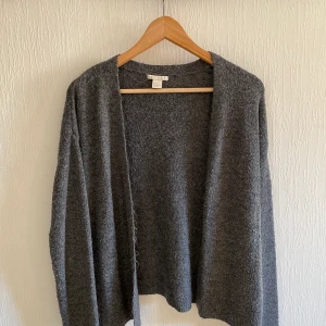 Kofta H&M stl S - Grå kofta från H&M. Använd fåtal tillfällen. 