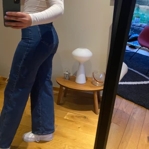 Snygga blå byxor  - Säljer dessa superfina blå jeansen. Säljes pga kommer inte till användning. Dom är köpta här på Plick men dom är som nya skulle jag säga :) köparen står för frakten 