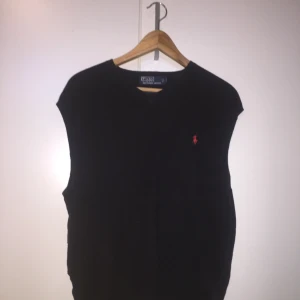 Cool oversized Ralph Lauren väst - Säljer min Ralph lauren väst, köot second hand! Den år marinblå, inte svart som de ser ut på bilden. Storlek L sitter bra som oversize på en S ungefär! Säljer då jag inte vet hur jag ska matcha den! :)