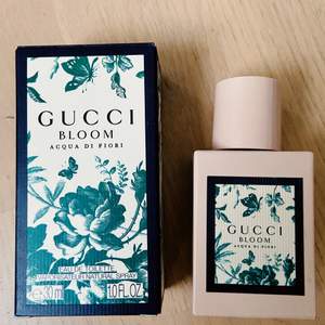 Säljer min parfym från Gucci i doften Acqua di fiori. Den är öppnad men oanvänd. Köparen står för frakten. Buda i kommentarerna, minst 20kr i höjning. 