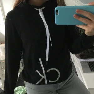 Calvin Klein svart hoodie  - Knappt använd 