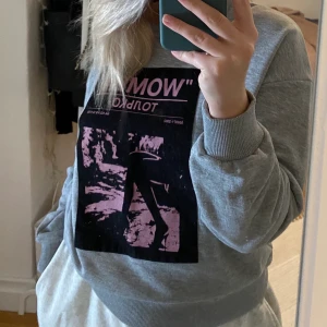 Sweatshirt, storlek M - En jätte fin tjocktröja från NA-KD, jätte fint rosa tryck på magen. Färg grå och storleken är M 💓 (Frakten får man stå för själv) 