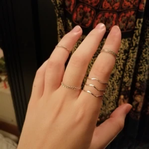 Enkla ringar - Tunna o enkla ringar från HM. Silvriga och söta, olika storlekar så att de kan sitta längre upp på fingret ☺️ frakt ingår i priset 🤍
